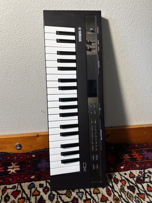 Yamaha Reface DX FM Synthesizer / Built in Stereo Speakers - 4 operator FM sound engine - Onboard Effects